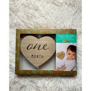 Kate & Milo Wooden Monthly Photo Props Set – Baby Milestone Hearts